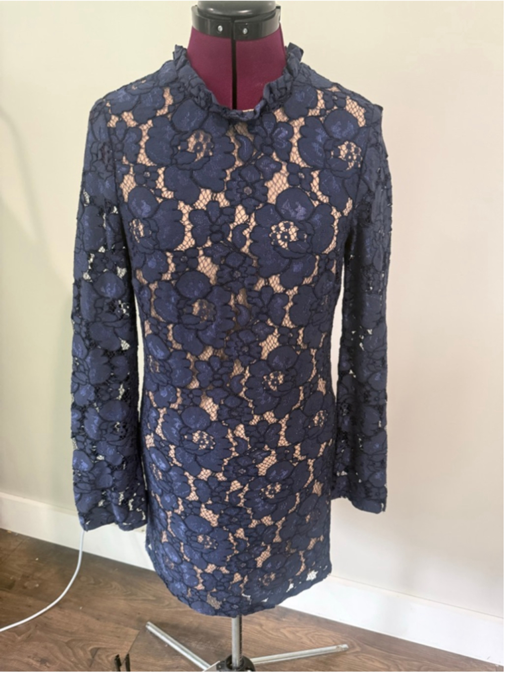 WAYF Emma Lace Dress Navy XS Semi Formal